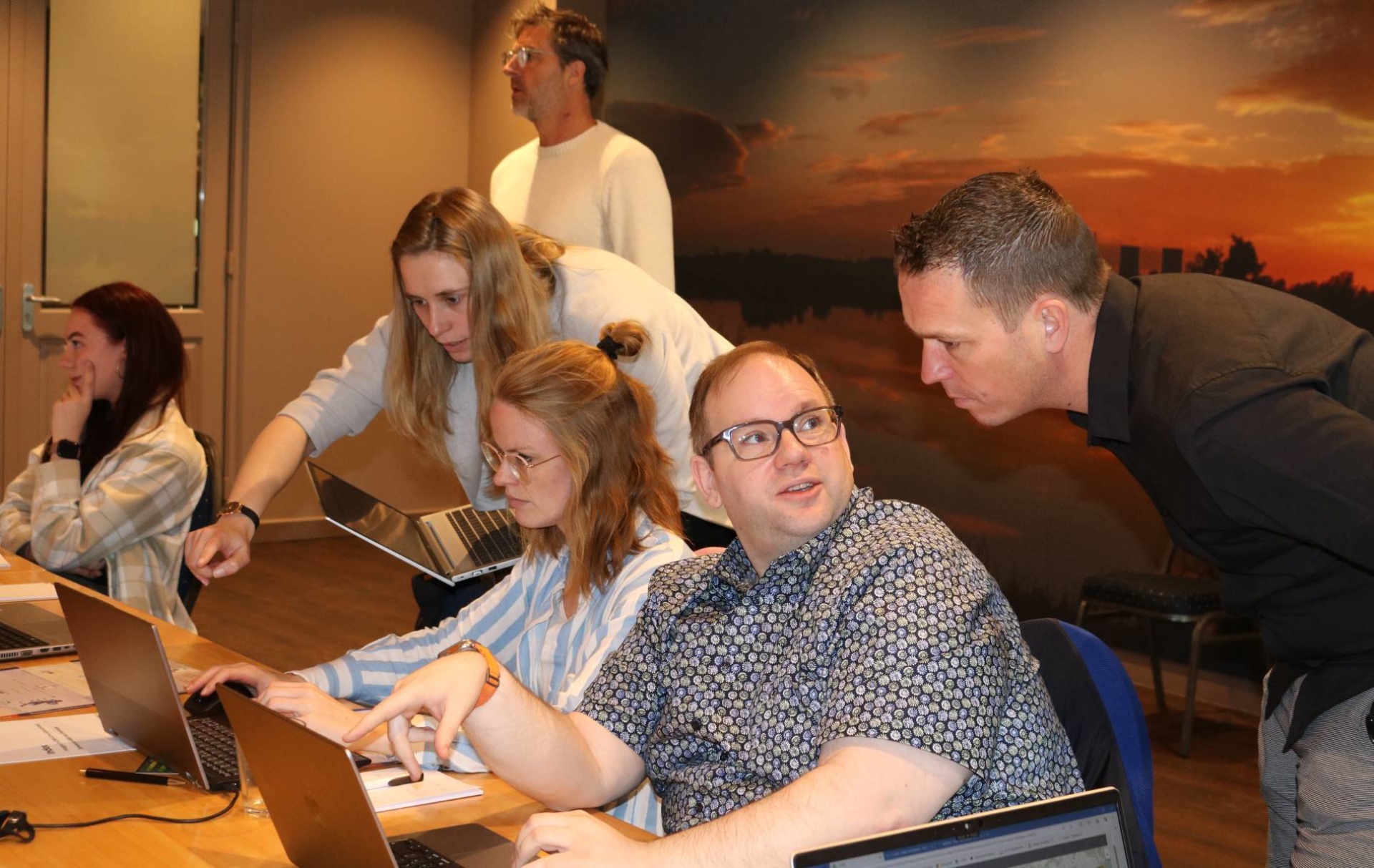 Rianne Weide (links) en Marcel Sillen (rechts) kijken met de deelnemers mee en beantwoorden individuele vragen