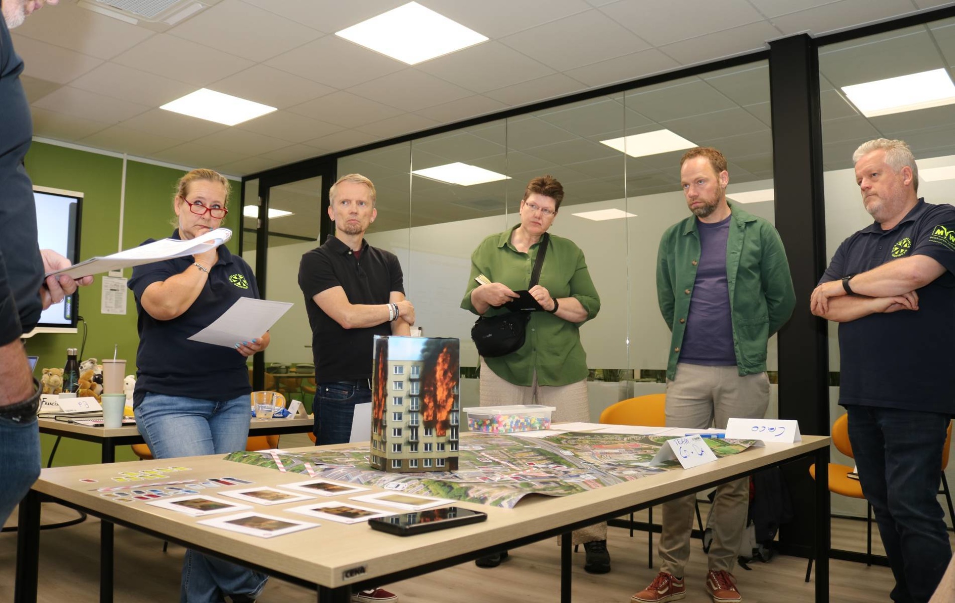 Good Work heeft een tafel ingericht met een plattegrond erop. De eerste oefening gaat van start: een grote flatbrand