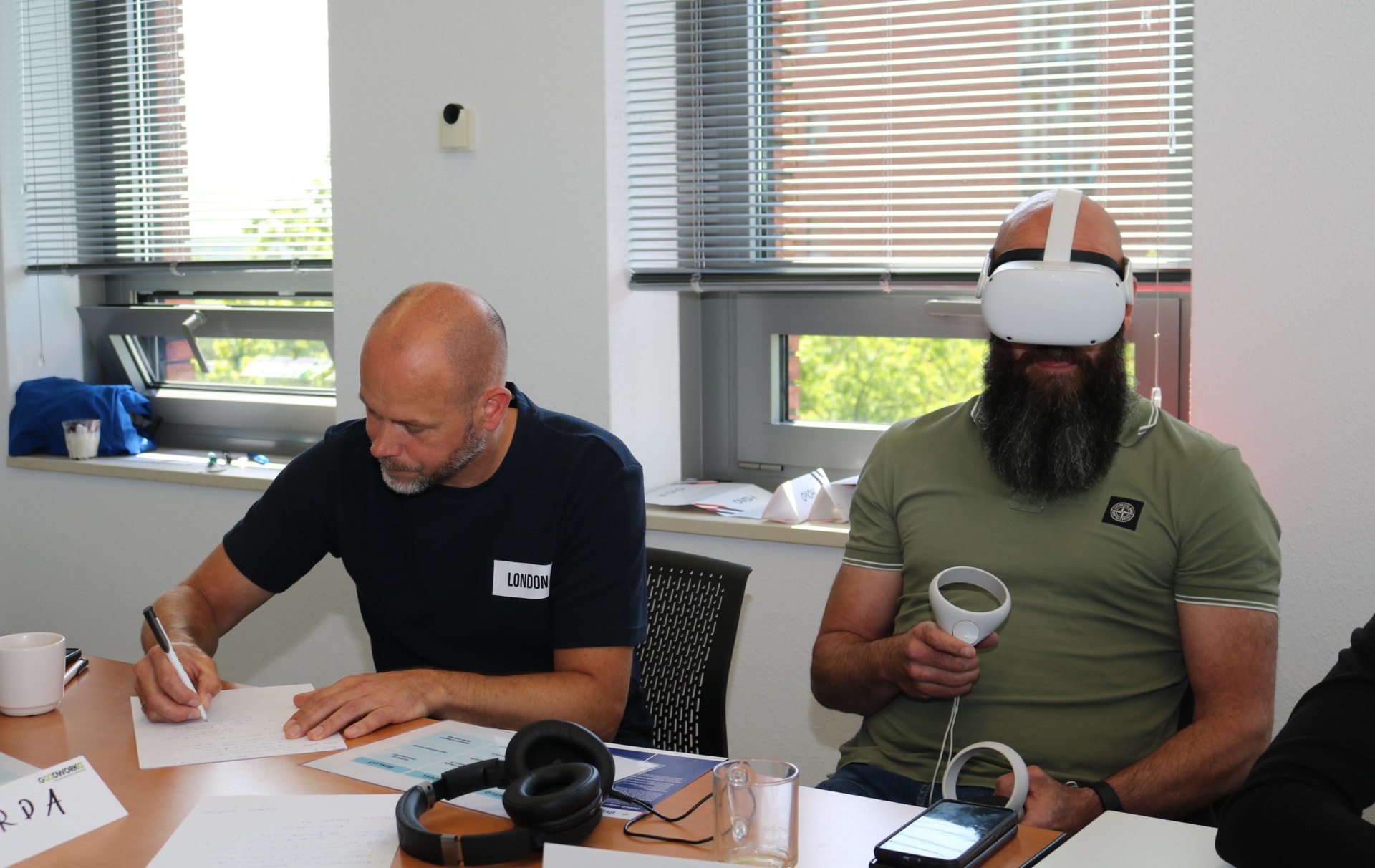 Als de deelnemers de VR-brillen opzetten, komen ze allemaal in hun eigen werkomgeving terecht