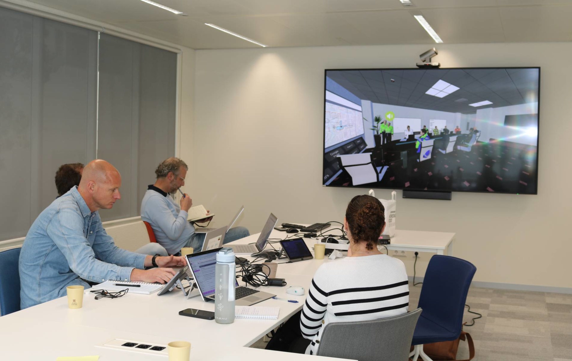 Collega's kunnen via een beeldscherm live meekijken met de oefening