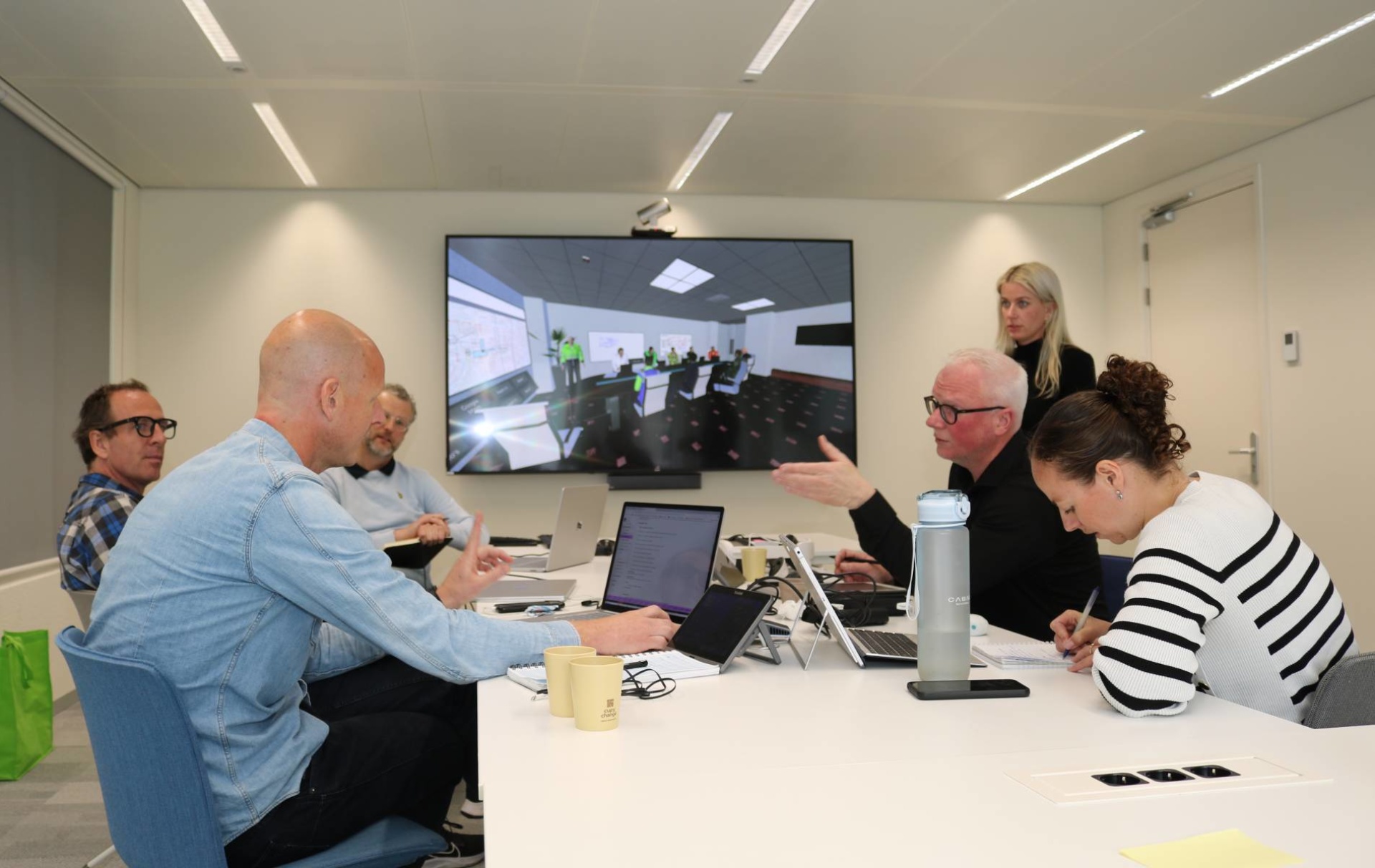 De deelnemers vergaren zo veel mogelijk informatie uit hun eigen organisatie voordat ze aan het ROT-overleg beginnen