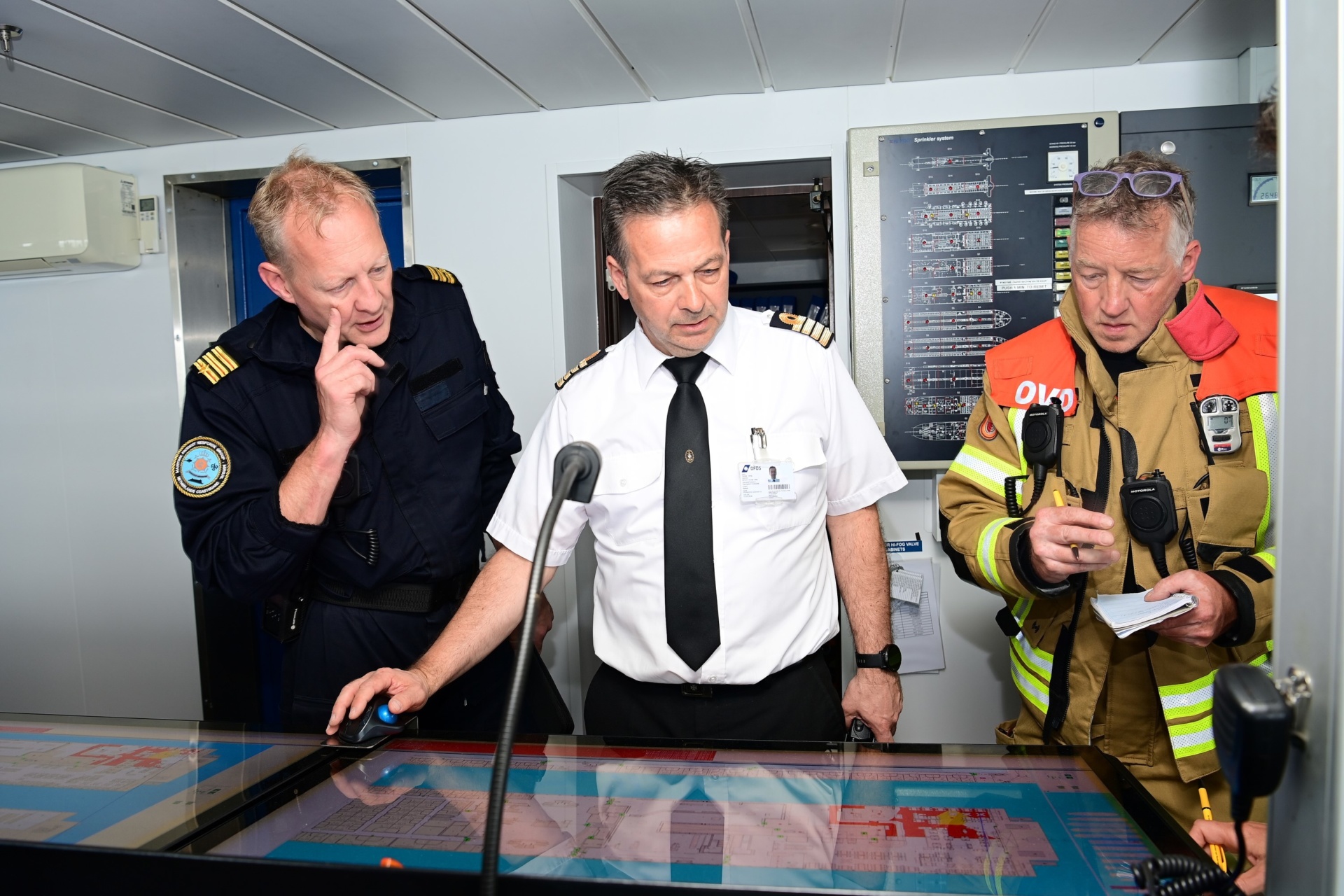 Bij een grote brand schakelt het CCC de MIRG in. Dit is een mobiel brandweerteam dat per helikopter naar het schip toe wordt gevlogen
