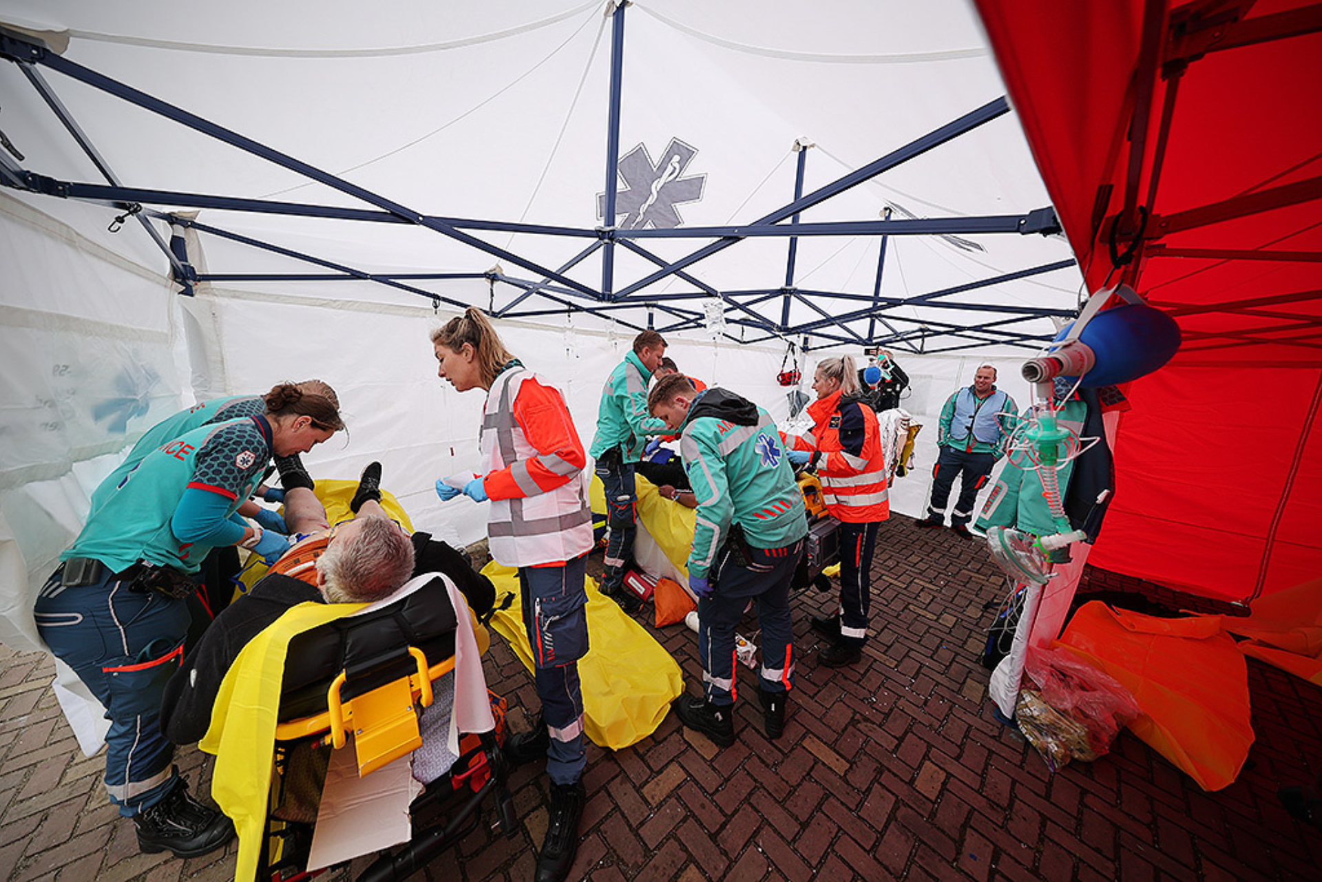 Op land werden 75 gewonden getriageerd, behandeld en (fictief) vervoerd. Foto: Jeffrey Koper