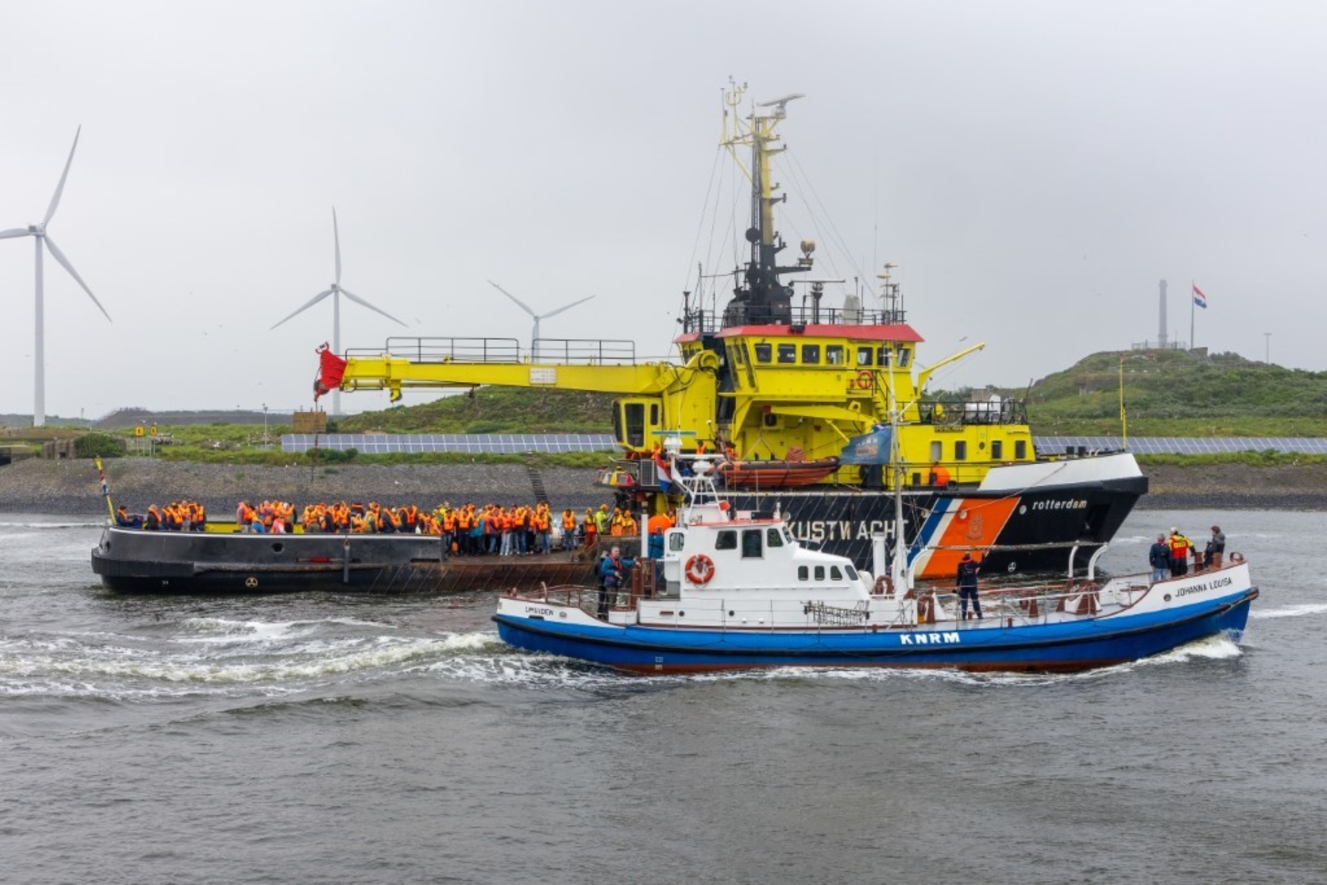 De passagiers werden met schepen en reddingboten geëvacueerd