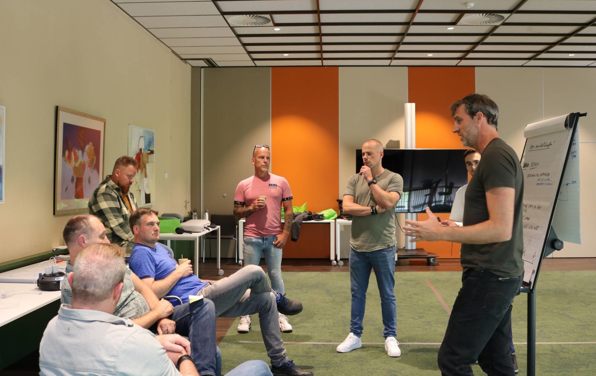 Na de oefening krijgen de deelnemers een debriefing. Hoe ging het? En wat hebben zij geleerd?