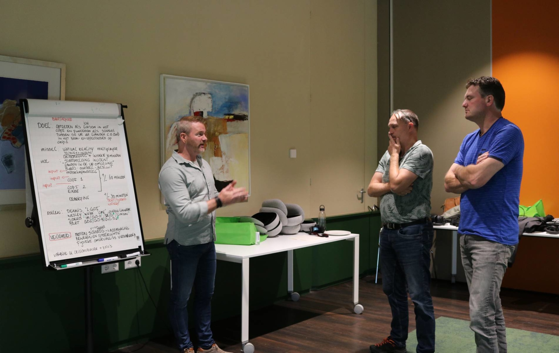 Dennis van Heerden geeft de deelnemers voorafgaand aan de oefening uitleg over de methodiek. Na de training vertelt hij dat hij blij is met de manier waarop VR zich de afgelopen jaren ontwikkeld heeft