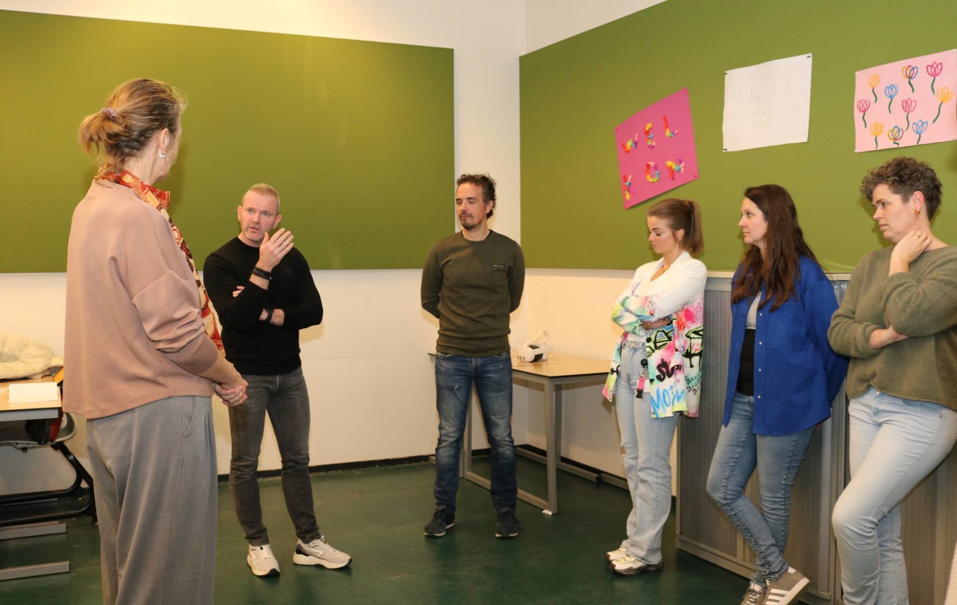 Coach Dennis gaat met de deelnemers in gesprek. Bijvoorbeeld: wat hebben zij nodig om van een 7 een 8 te maken?