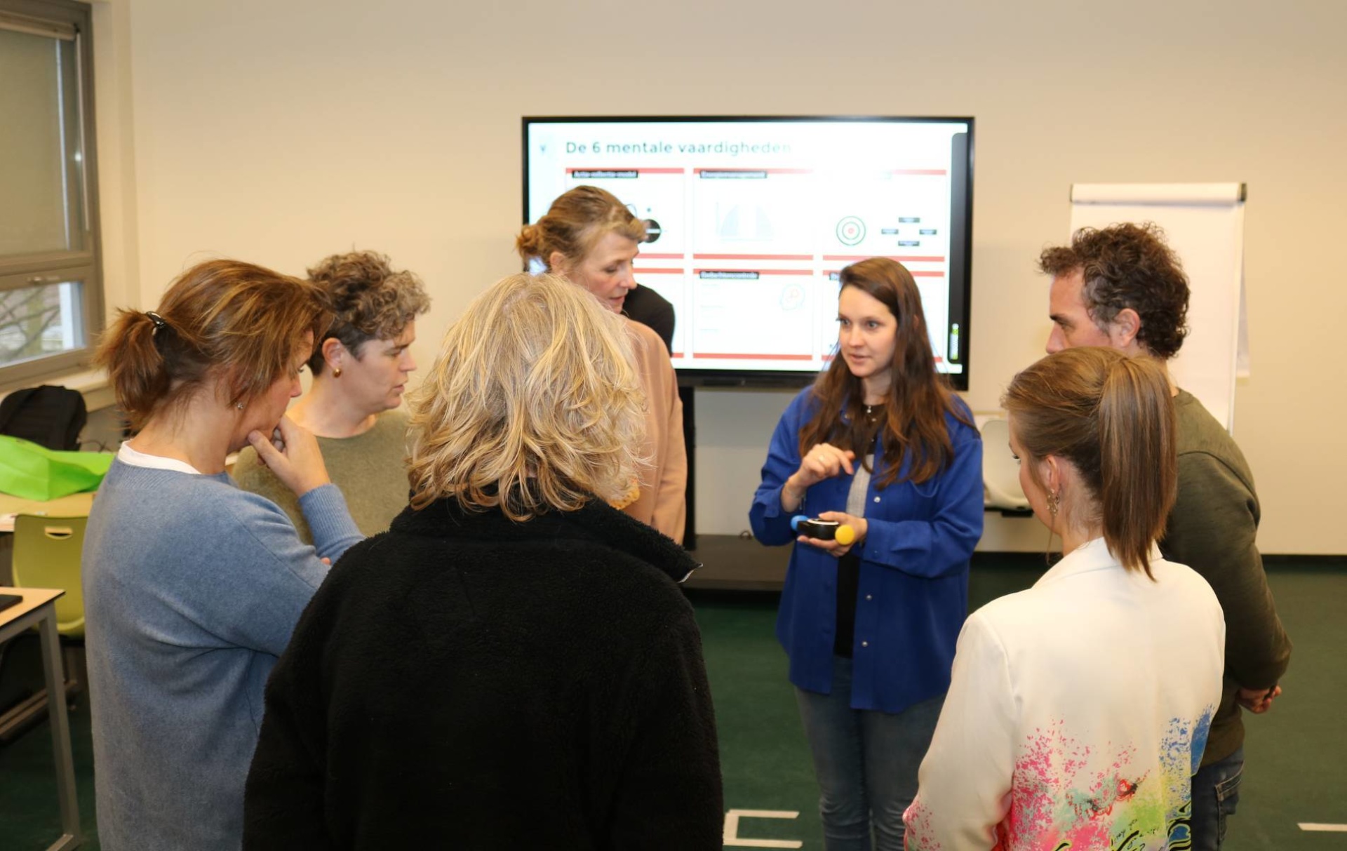De groep doet een spel dat gericht is op focus en samenwerking