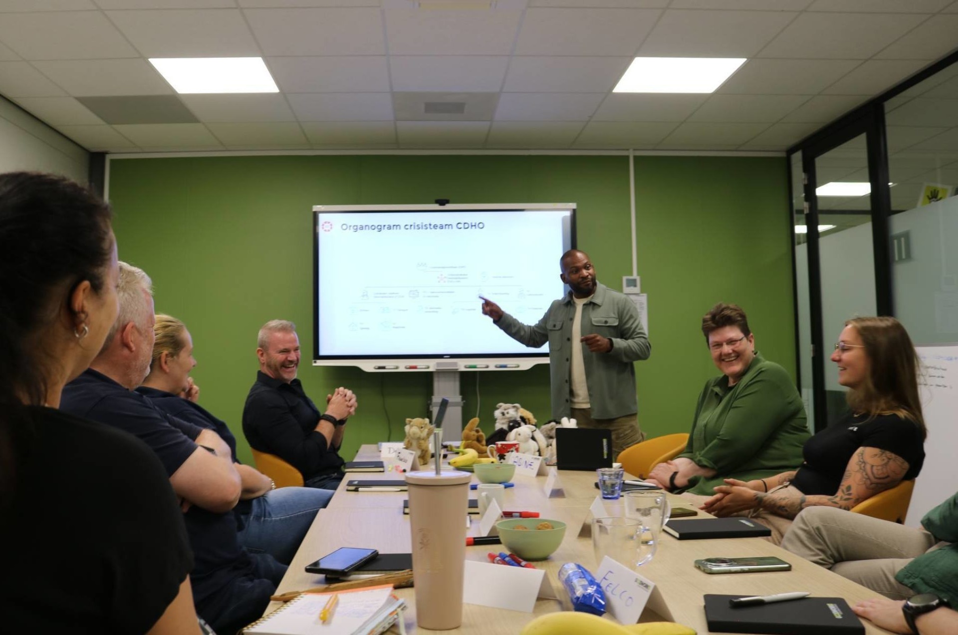 Trainer Francisco spreekt kort de theorie door