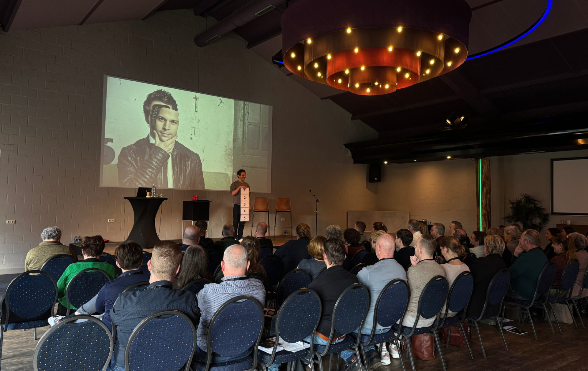 De themadag werd afgesloten met een optreden van de bekende TV-entertainer en illusionist Victor Mids