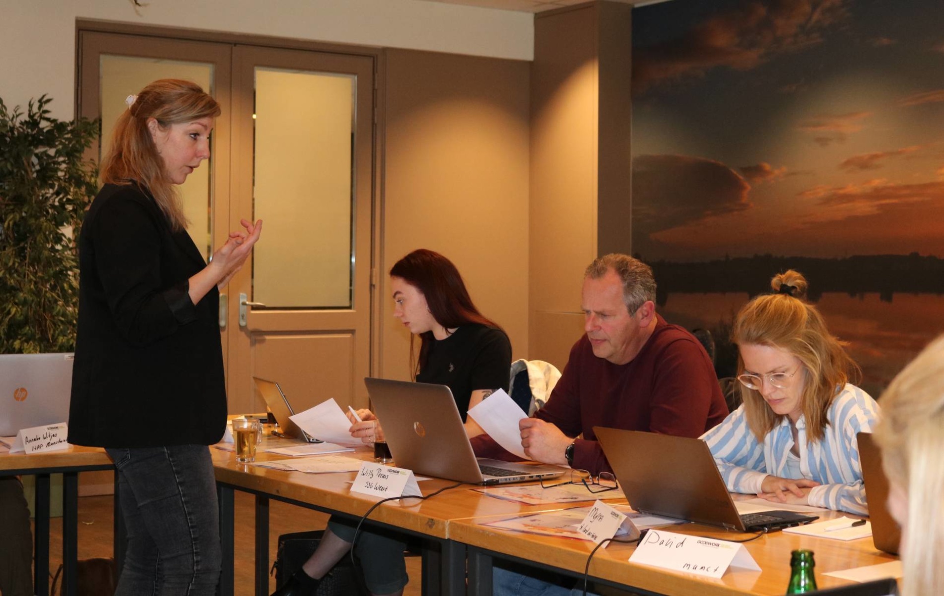 Trainer Marleen Boertien start de training met een algemene uitleg over LCMS-GZ